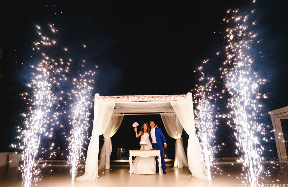santorini-greece-wedding-package_fountains_fireworks