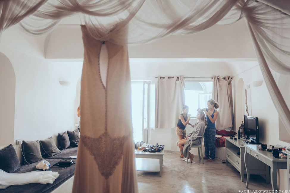 morning-bride-santorini-in-hotel-caldera-view