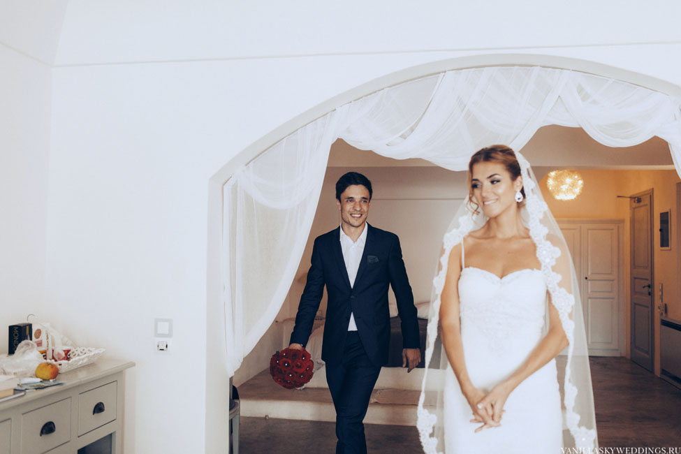 morning-bride-santorini-in-hotel-caldera-view